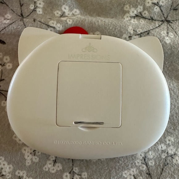 Hello Kitty Impressions Vanity Compact Mirror - Picture 4 of 5